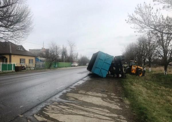 В Ставропольском крае произошло опрокидывание прицепа с химическим веществом. 
